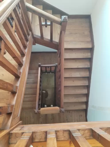 Nettoyage d'un escalier d'immeuble sur Bayonne, Dax, Bourbon services