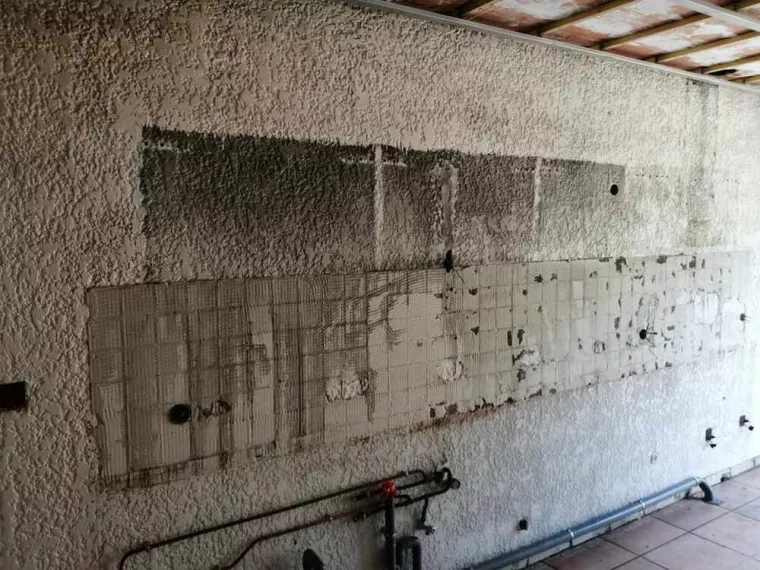 Professionnel pour nettoyage d'un appartement calciné après un incendie d'immeuble, Dax, Bourbon services